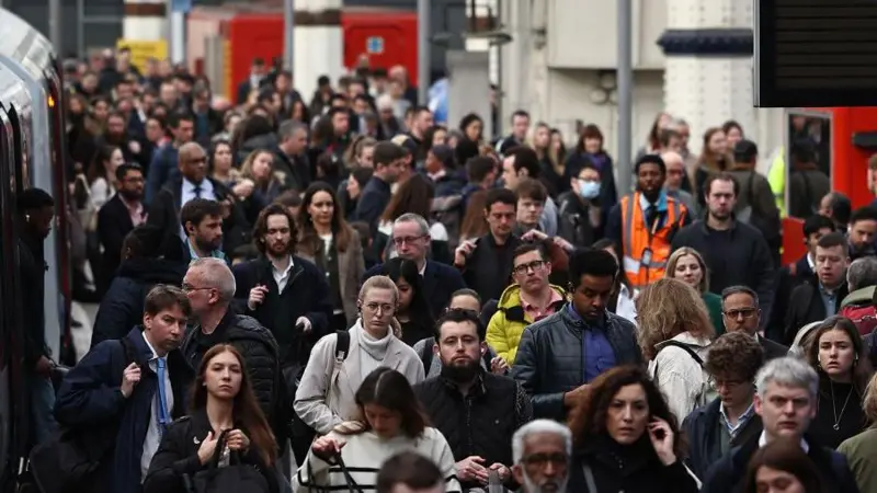 Net migration to push UK population to 72.5m