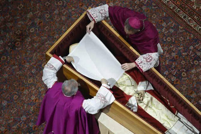 This may be familiar to many Catholics, but not everyone is aware that when a Pope passes away, he is buried in three coffins: one made of cypress, another of lead, and the outermost of elm.